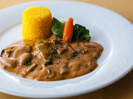 ビーフストロガノフサフランライスと温野菜を添えて