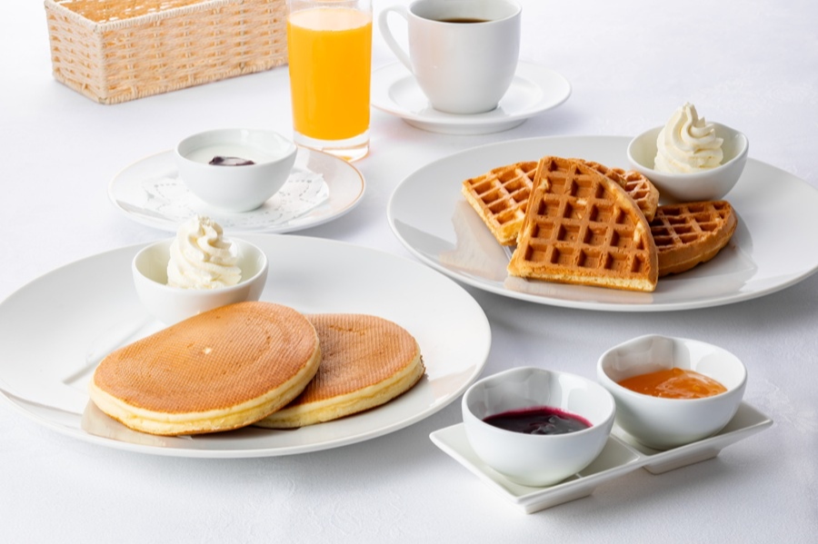 パンケーキまたはワッフルブレックファスト